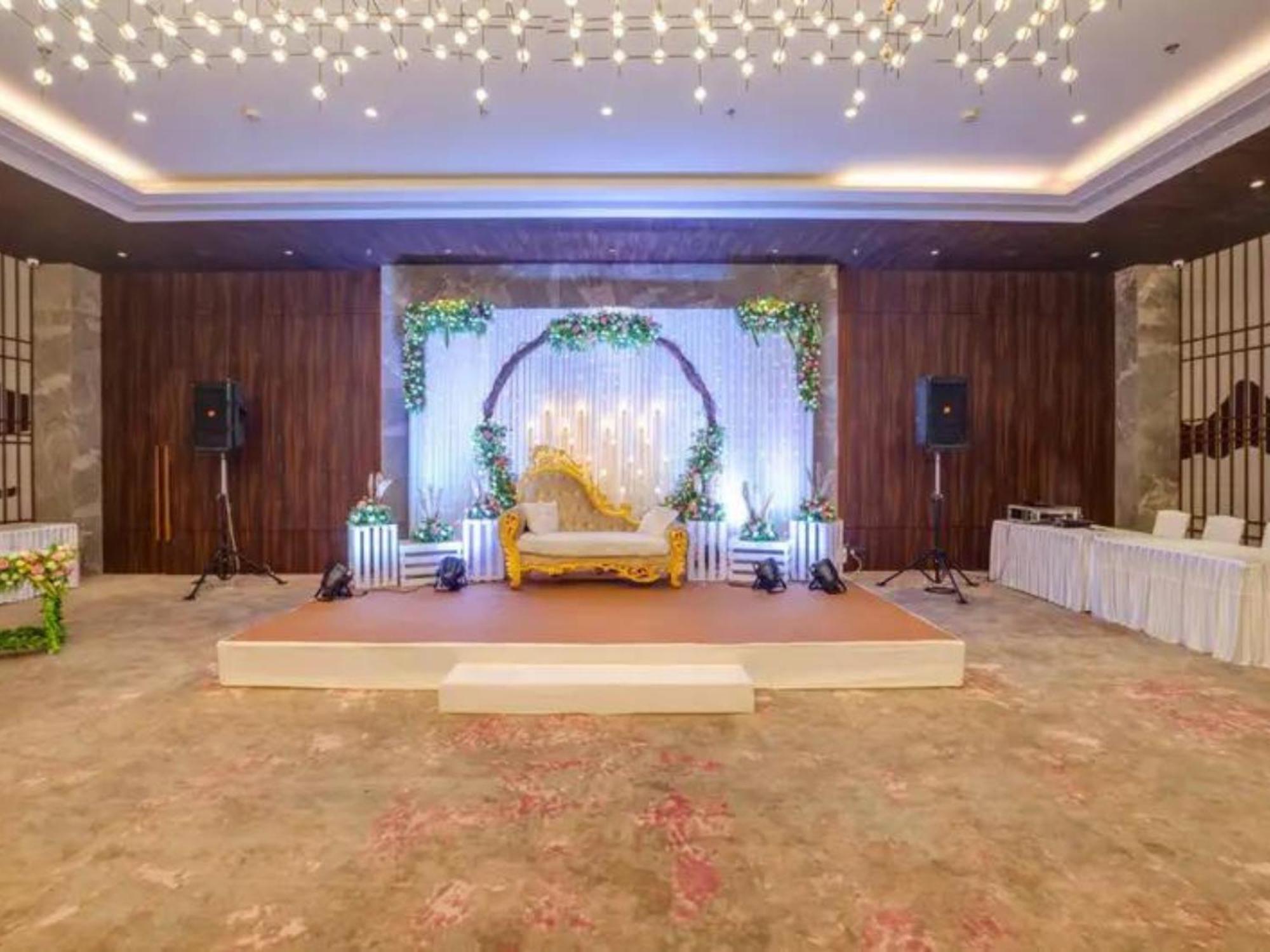 The Amore Surat Hotel Exterior photo