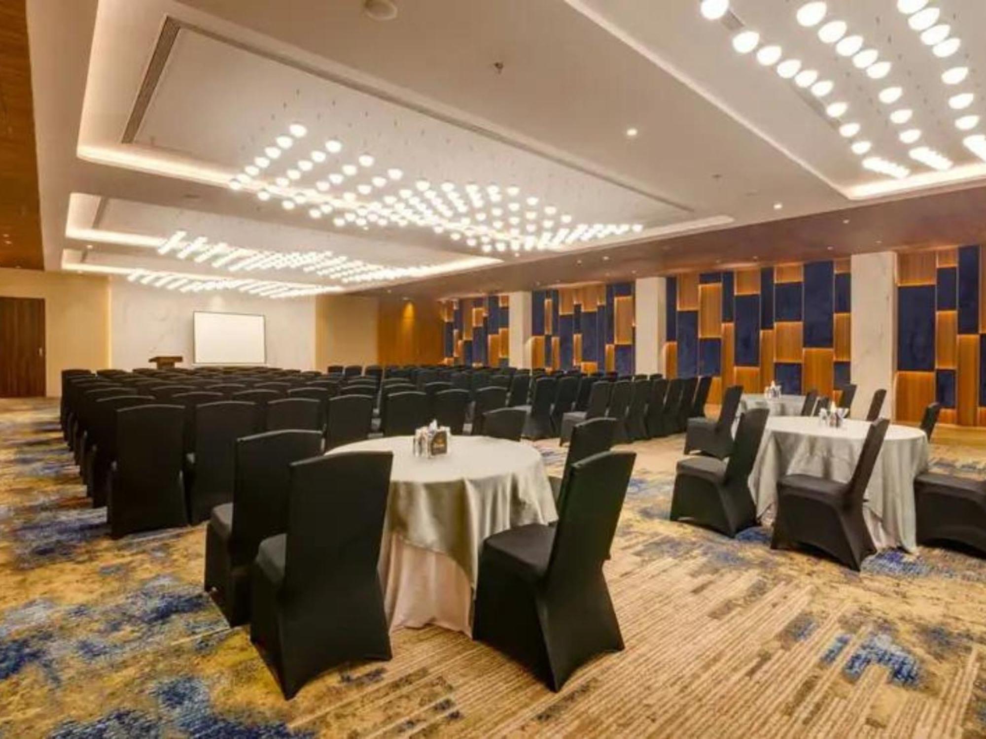The Amore Surat Hotel Exterior photo